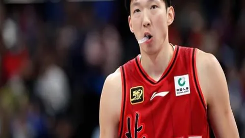 杰林威遭约基奇内线强攻，上篮得手精彩纷呈