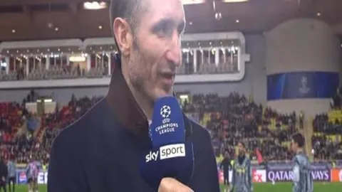 《阿斯报》曝：马竞赛前备战，五后卫阵容应对曼联挑战